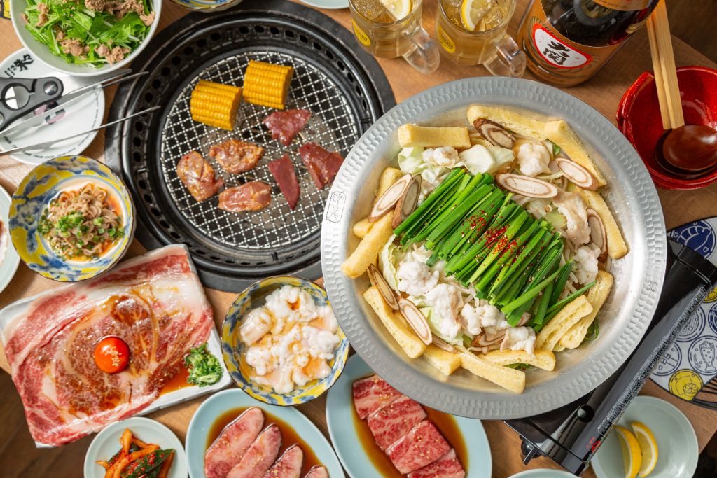 京もつ鍋と炭火焼肉が並んだテーブル
